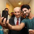 פרמיירה הקמצן שמעון פרס אביב אלוש