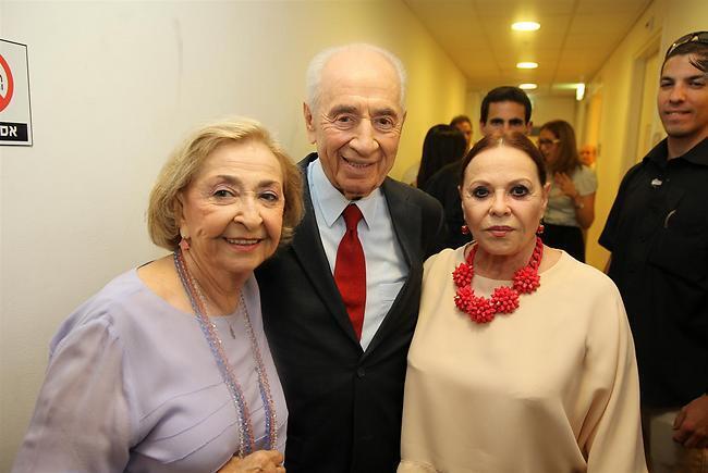 גילה אלמגור מתרגשת. היא פשוט שחקנית, אז לא רואים עליה