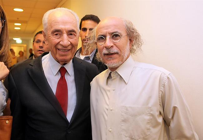 יעקב כהן בדמות הרפגון ופרס. מזהים מי זה מי?