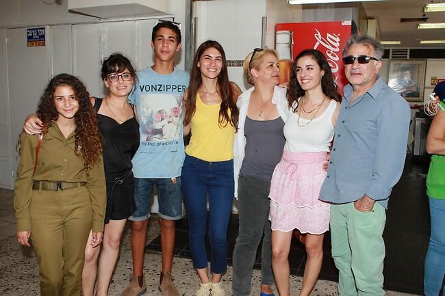 מי מכין מנה? הזגורים יורדים לדרום (צילום: ראובן שניידר) מי מכין מנה? הזגורים יורדים לדרום