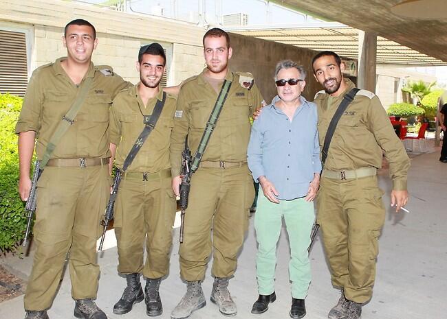 כאן אני עם חיילים. משה איבגי (צילום: ראובן שניידר) כאן אני עם חיילים. משה איבגי