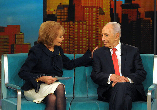 2012: ברברה וולטרס שולחת ידיים בתכנית The View