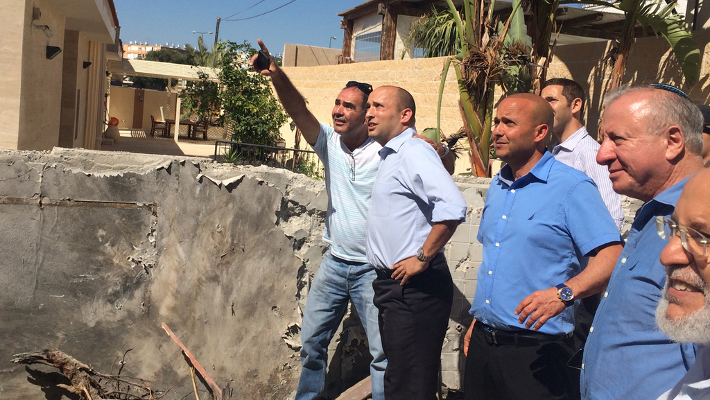 בנט מבקר באשקלון במהלך מבצע צוק איתן בנט מבקר באשקלון במהלך מבצע צוק איתן