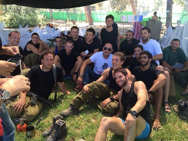 צביקה והחיילים