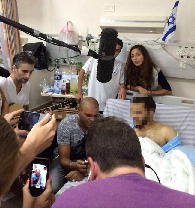 עם הגיבורים שלי בסורוקה. אייל גולן (צילום: הרצל יוסף) עם הגיבורים שלי בסורוקה. אייל גולן