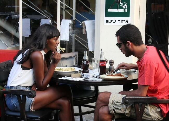 אתה קולט? אני מאורסת! (צילום: מוטי לבטון) אתה קולט? אני מאורסת!