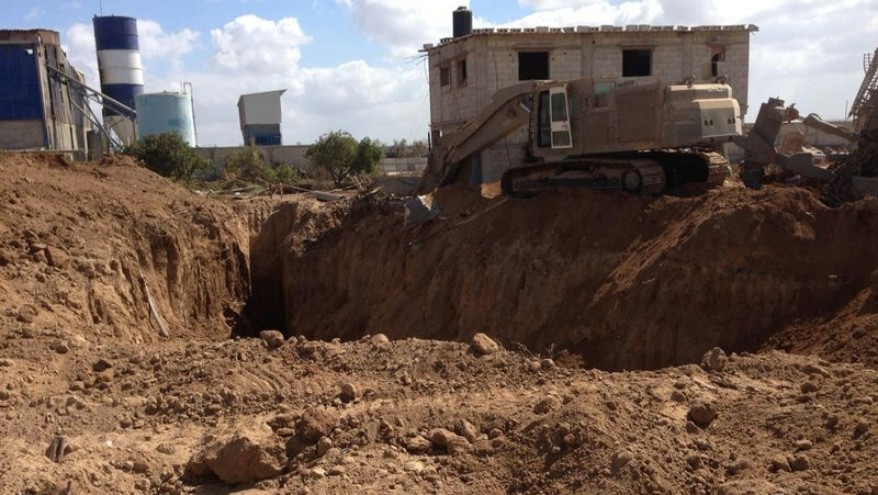 פעולות לאיתור מנהרות והשמדתן במהלך צוק איתן (צילום: דובר צה"ל) פעולות לאיתור מנהרות והשמדתן במהלך צוק איתן