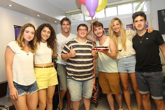 מזל טוב! חוגגים לנווה צור (צילום: רפי דלויה) מזל טוב! חוגגים לנווה צור