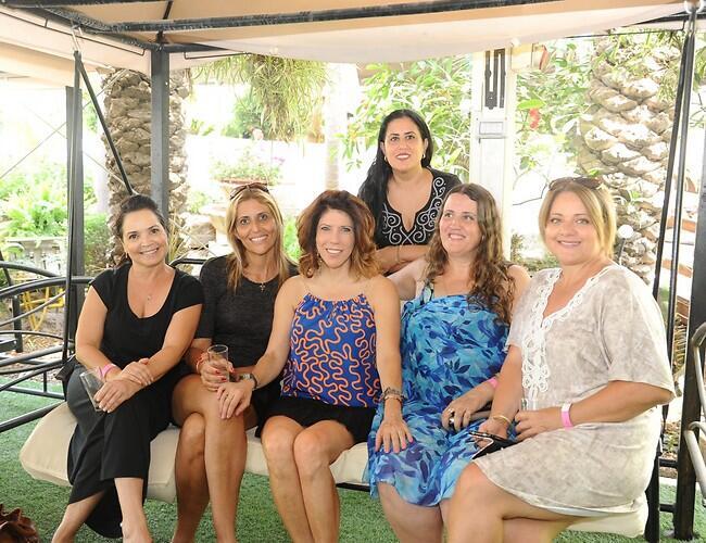 לדרום באהבה. מוזס עם תושבות אשקלון (צילום: צח הפקות) לדרום באהבה. מוזס עם תושבות אשקלון