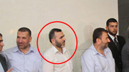 עיסא (מוקף באדום), לצד סאלח אל-עארורי שחוסל בביירות. לא מופיע בפומבי עיסא (מוקף באדום), לצד סאלח אל-עארורי שחוסל בביירות. לא מופיע בפומבי