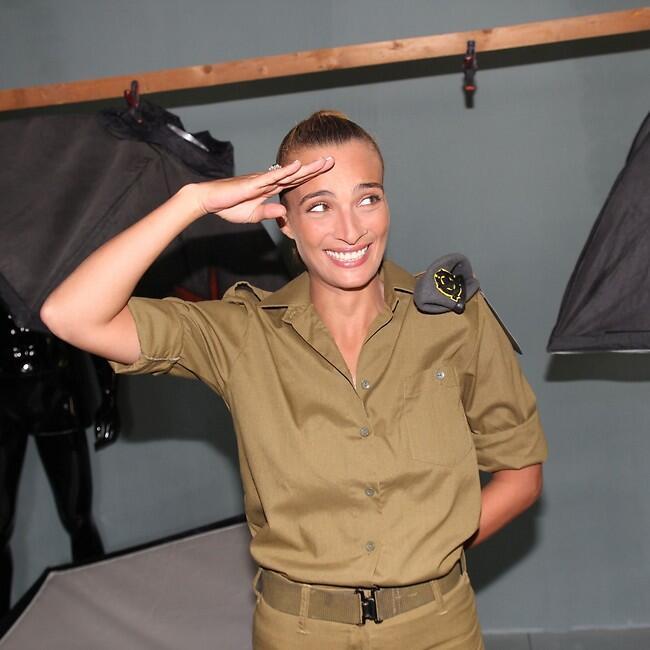 חוזרת לשנות העשרה