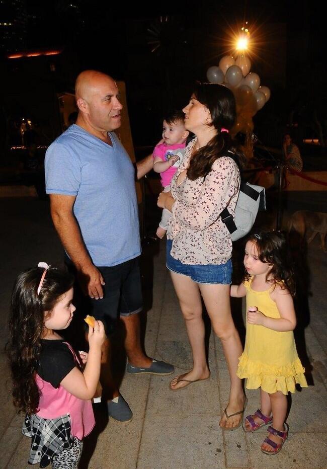 הציעו לך תפקיד של חשפן?! טלי שרון ודביר בנדק (צילום: ברק פכטר) הציעו לך תפקיד של חשפן?! טלי שרון ודביר בנדק