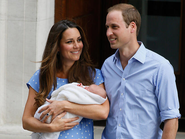 אני עשיתי את זה ראשונה! קייט מידלטון מציגה את ג'ורג' (צילום: AP) אני עשיתי את זה ראשונה! קייט מידלטון מציגה את ג'ורג'