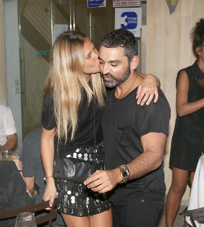 האיש שדואג להלביש אותה. סיימון אלמלם ובר רפאלי (צילום: ענת מוסברג) האיש שדואג להלביש אותה. סיימון אלמלם ובר רפאלי