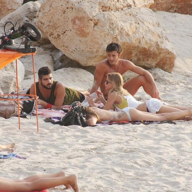אני אשכב על החול אולי לא ישימו לב שאני פה