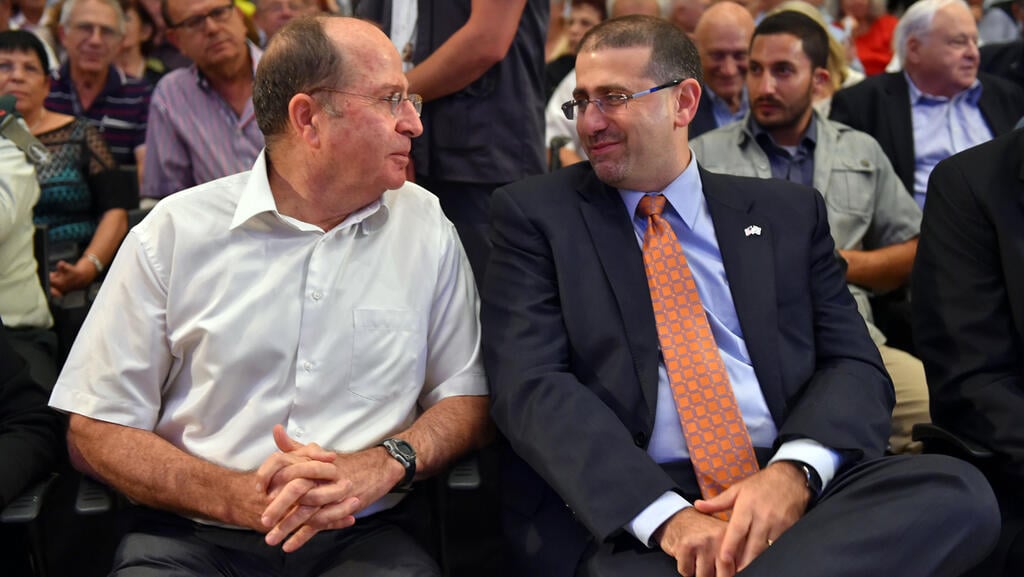 Moshe Ya'alon and Daniel Shapiro (Photo: Defense Ministry ) Moshe Ya'alon and Daniel Shapiro