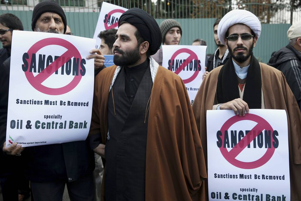 Iranian students call for an end to international sanctions against the country ahead of the 2015 nuclear deal (Photo: AP) Iranian students call for an end to international sanctions against the country ahead of the 2015 nuclear deal