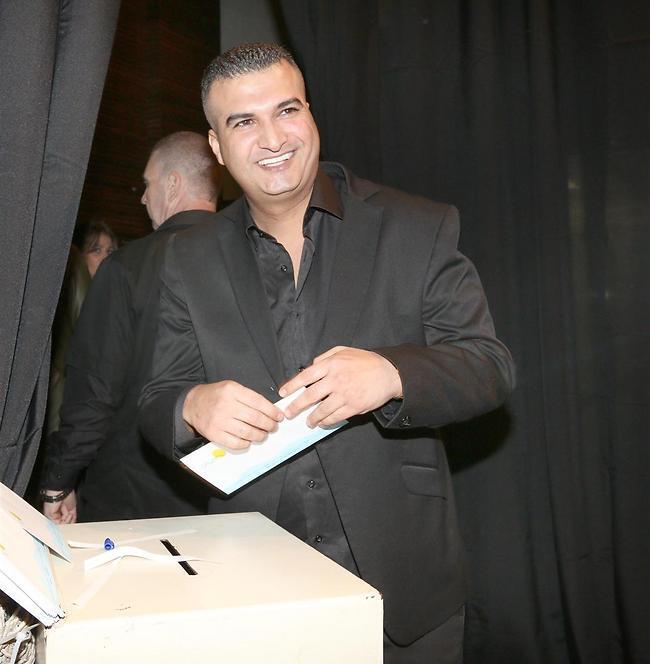 רון שובל משלשל. צ'ק, כן? (צילום: ענת מוסברג) רון שובל משלשל. צ'ק, כן?