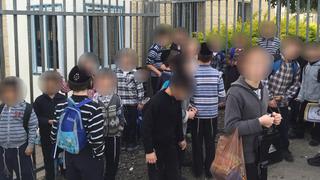 ההנהלה הודיעה כי החל מהשבוע הבא יבוטלו הקפסולות, וכל התלמיד ילמדו יחד בכיתת האם - יותר מ-30 ביחד – כי "כך הכריעו גדולי ישראל"
