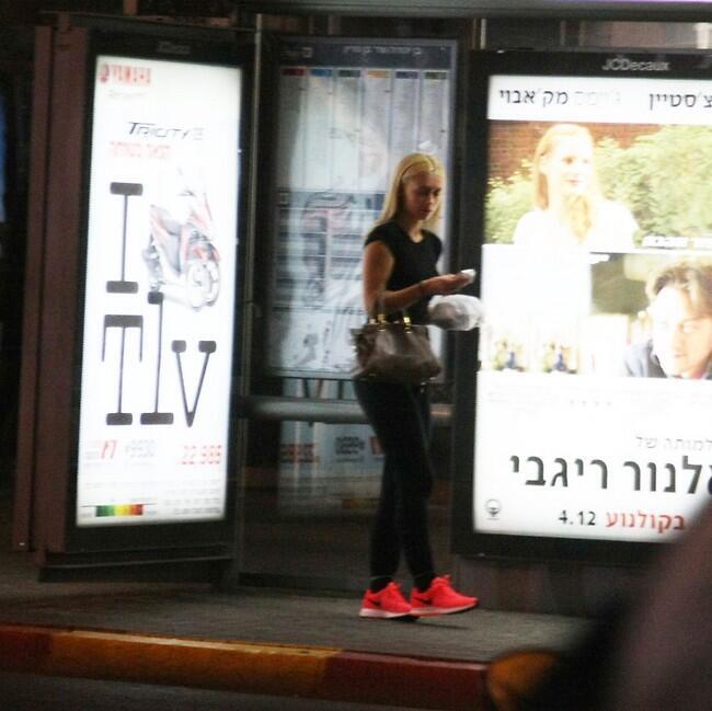 אני אסמס ליהודה אולי הוא יאסוף אותי (צילום: מוטי לבטון ) אני אסמס ליהודה אולי הוא יאסוף אותי