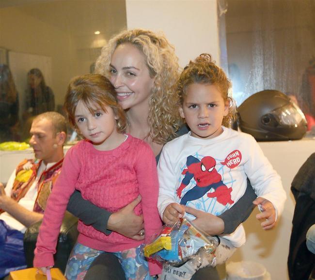 אמא חבקיני חזק. מירי עם רפאל ואסתי (צילום: ענת מוסברג) אמא חבקיני חזק. מירי עם רפאל ואסתי