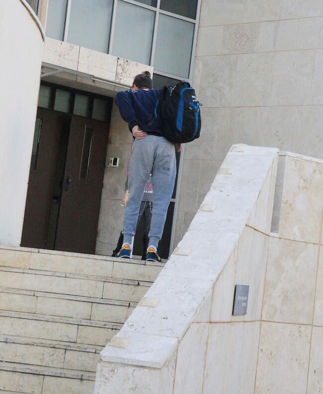 מי שעומד מלפני ומאחורי הוא העומד!