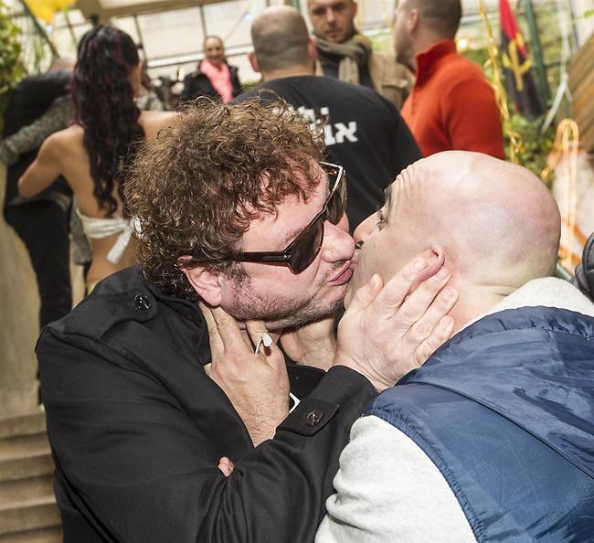 כשהכבשה שושנה התבלבלה. יובל שם טוב ומשה דץ (צילום: רפי דלויה) כשהכבשה שושנה התבלבלה. יובל שם טוב ומשה דץ