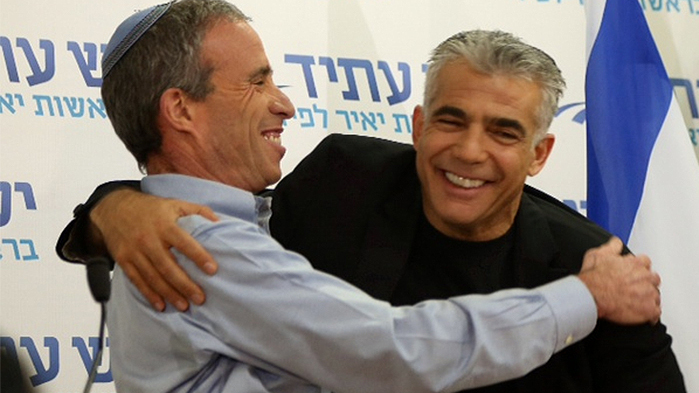 שטרן עם היו"ר לפיד. "הוא מחזיק מצוין" (צילום: מוטי קמחי) שטרן עם היו"ר לפיד. "הוא מחזיק מצוין"