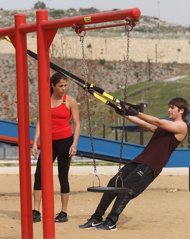 לא עושה לו הנחות. עומר דרור ואמא שלו רלי (צילום: עידו ארז) לא עושה לו הנחות. עומר דרור ואמא שלו רלי