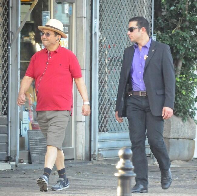 תגיד, יש מצב שיעבור פה שור? אני עם אדום (צילום: דנה קופל) תגיד, יש מצב שיעבור פה שור? אני עם אדום