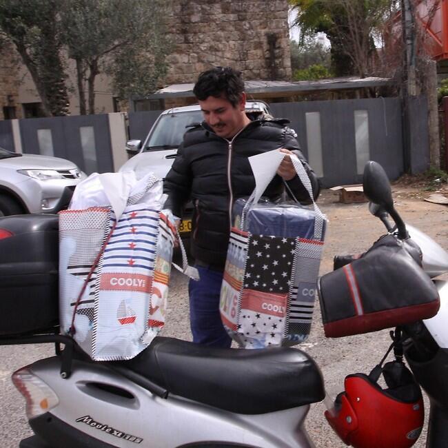 מעמיסים את השלל (צילום: עידו ארז) מעמיסים את השלל