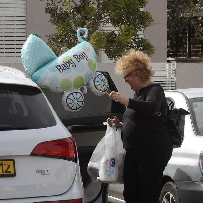 הסבתא הטרייה. אדריאן אמא של אסתי גינזבורג לא מגיעה בידיים ריקות (צלם: עידו ארז) הסבתא הטרייה. אדריאן אמא של אסתי גינזבורג לא מגיעה בידיים ריקות