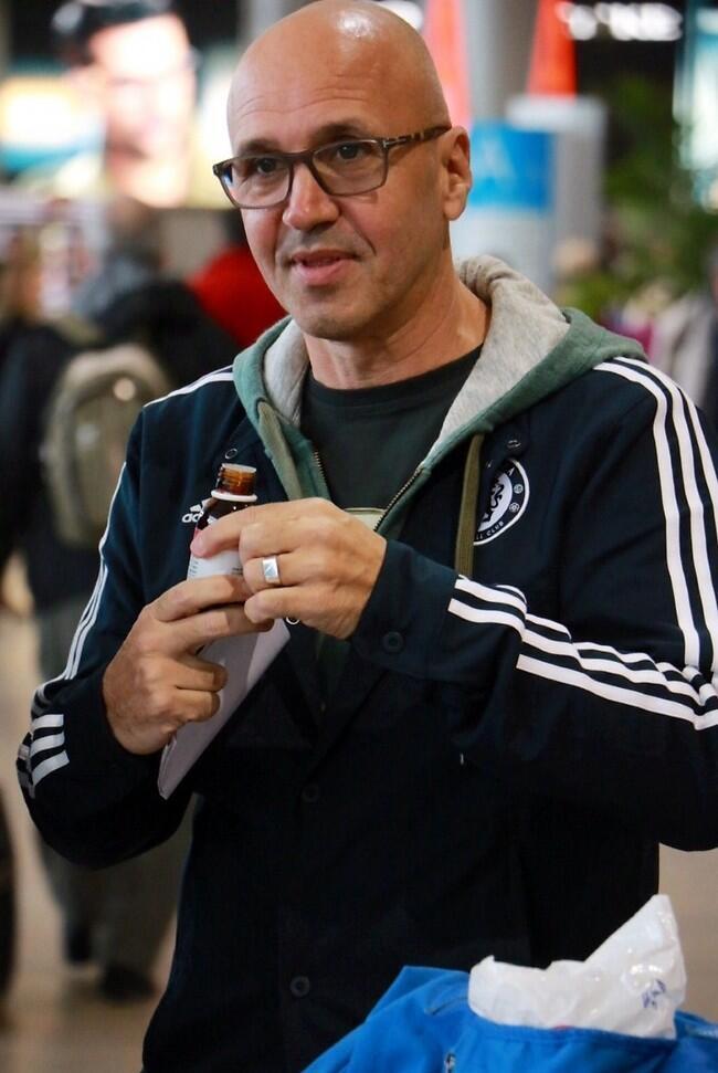 אז אתה בתפקיד הבלם או החלוץ? גל אוחבסקי (צילום: אמיר מאירי) אז אתה בתפקיד הבלם או החלוץ? גל אוחבסקי