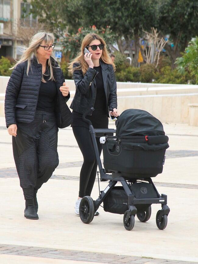 כן ממי היא אכלה. לירון ויצמן ודורית סמית (צילום: מוטי לבטון) כן ממי היא אכלה. לירון ויצמן ודורית סמית