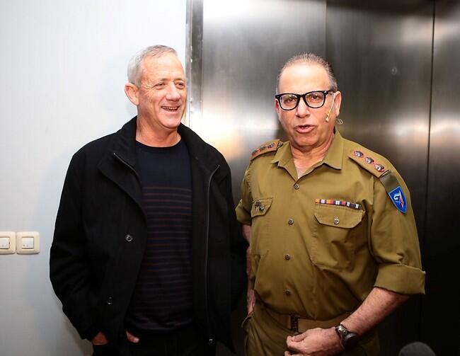 חייל! שפר הופעתך! אני עכשיו על אזרחי. בני גנץ ונתן דטנר