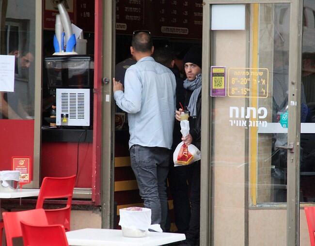 לא רציתי שיראו! אני תורם בסתר (צילום: מוטי לבטון) לא רציתי שיראו! אני תורם בסתר