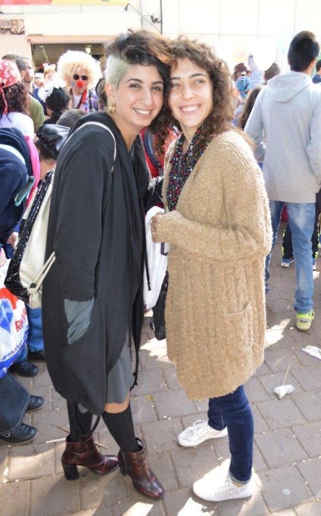 תסתכלו לכאן. רוני דלומי ואביה שושני (צילום: צ'ינו) תסתכלו לכאן. רוני דלומי ואביה שושני