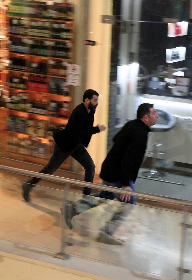 הוא רץ לכיוון המשביר (צילום: מוטי לבטון) הוא רץ לכיוון המשביר