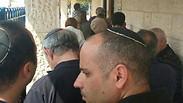 מחכים להצביע