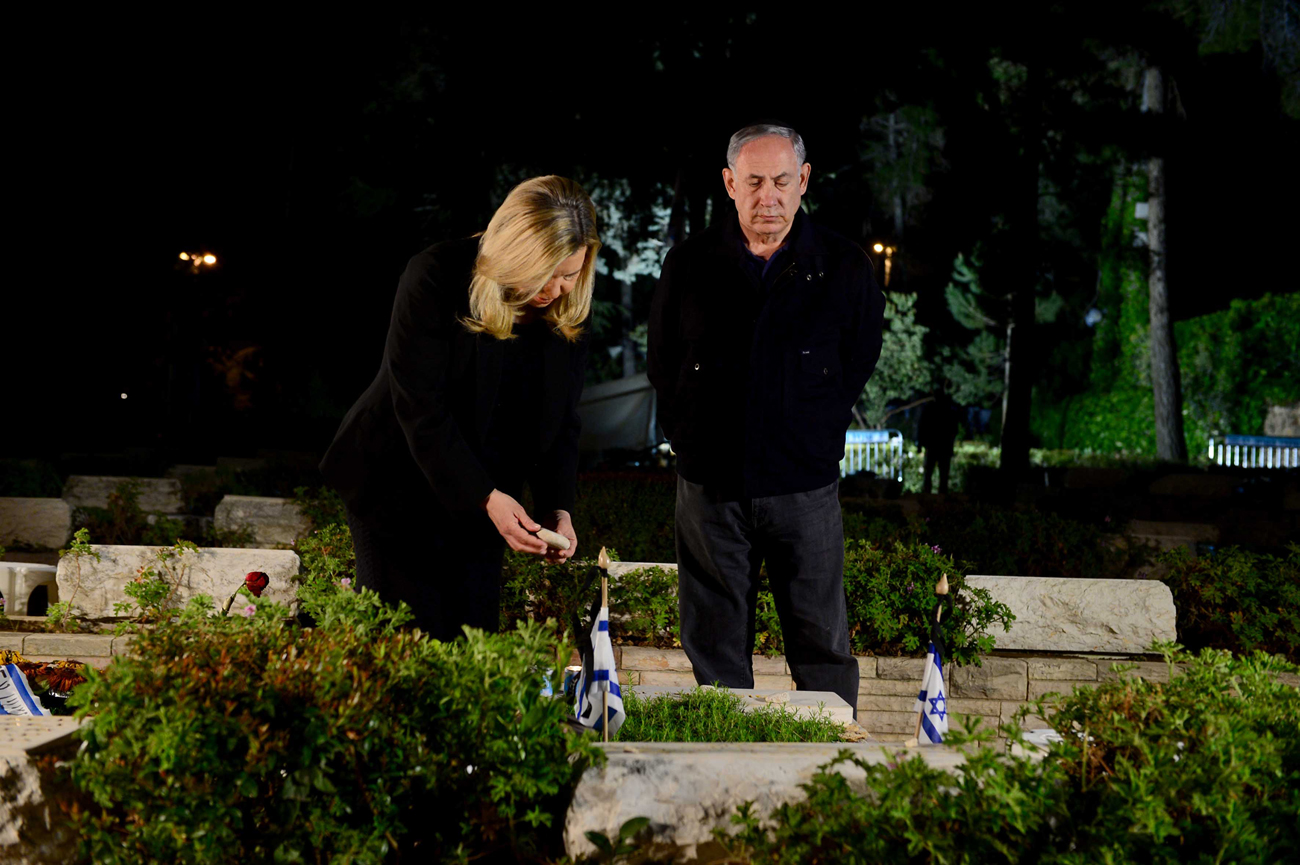 Benjamin Netanyahum, accompanied by his wife Sara, visits the grave of his brother Yoni at Mount Herzl in Jerusalem 