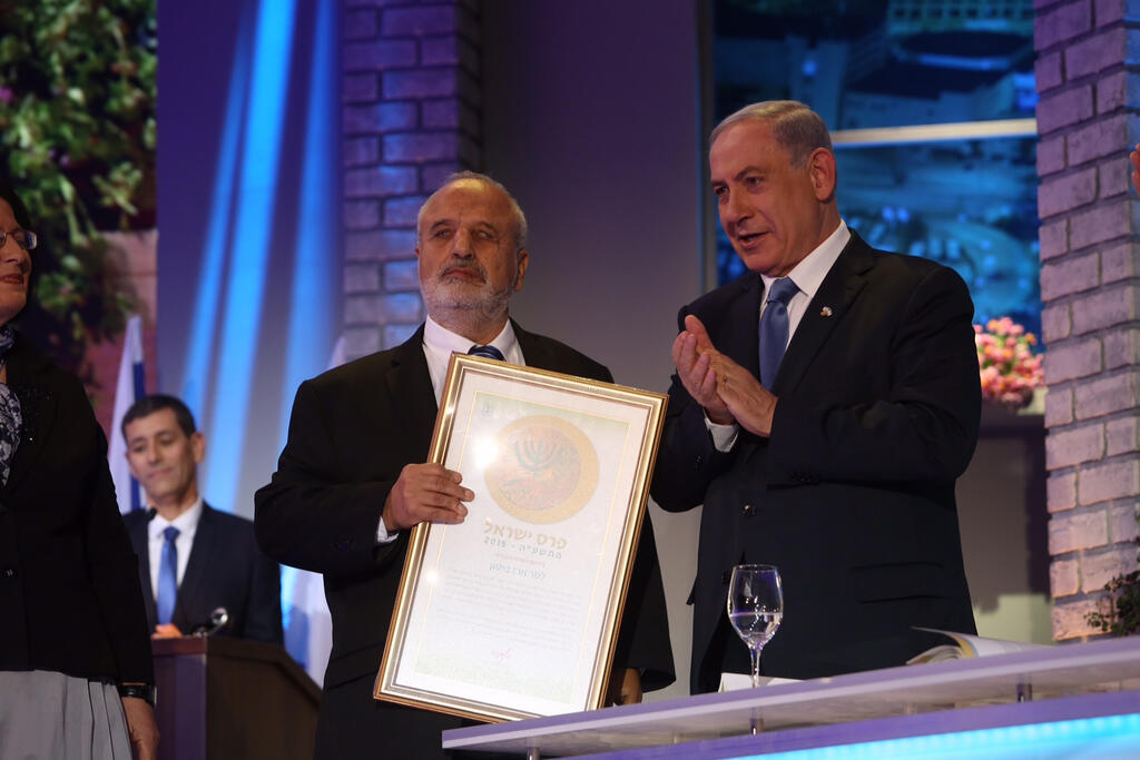 ביטון מקבל מנתניהו את פרס ישראל (צילום: גיל יוחנן) ביטון מקבל מנתניהו את פרס ישראל
