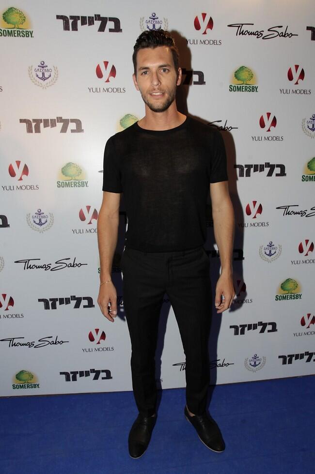 מעדיפים אותך בלי חולצה. עידן רול
