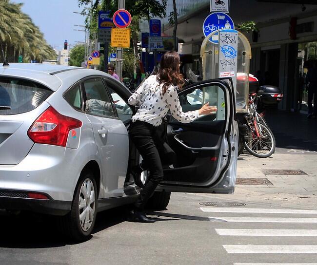 רק תעצור לי פה שניה, אני חייבת לקנות מסטיק (צילום: מוטי לבטון) רק תעצור לי פה שניה, אני חייבת לקנות מסטיק
