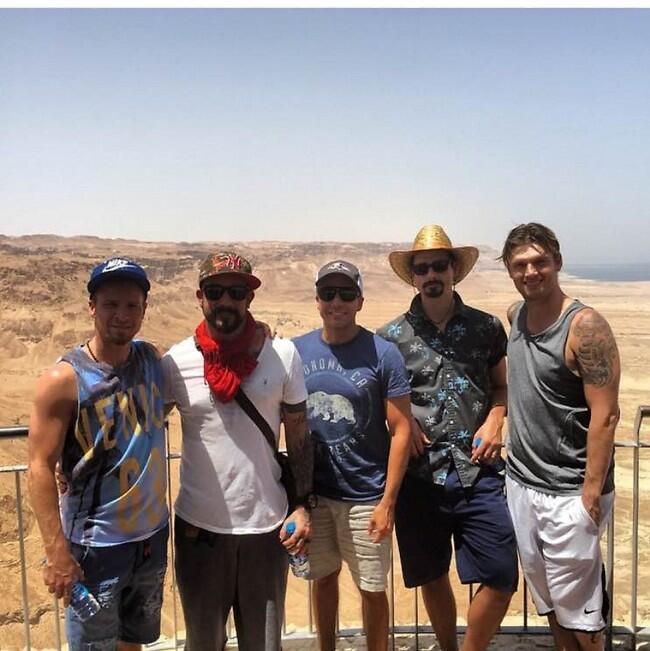 מקווים שהקפדתם על שתייה מרובה. הבקסטריט בויז כובשים את מצדה (צילום מסך) מקווים שהקפדתם על שתייה מרובה. הבקסטריט בויז כובשים את מצדה