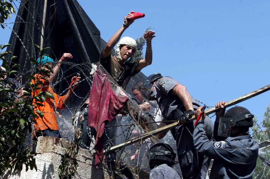 Police officers removing settlers from Gaza during the 2005 disengagement 