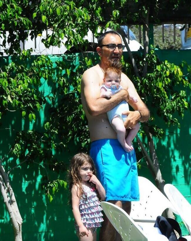 תגיע ללשכתנו בהקדם לקחת את פסלון אב השנה. ישראל קטורזה