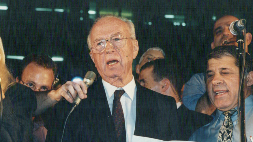 רבין בעצרת בתל אביב. "למרות הביקורת, יש לנתניהו חובה אישית להגיע" (צילום: מיכאל קרמר) רבין בעצרת בתל אביב. "למרות הביקורת, יש לנתניהו חובה אישית להגיע"