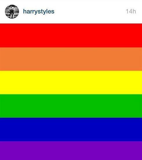 וגם הארי סטיילס שוכח את הכיתוב. סלחנו, כי הוא חתיך