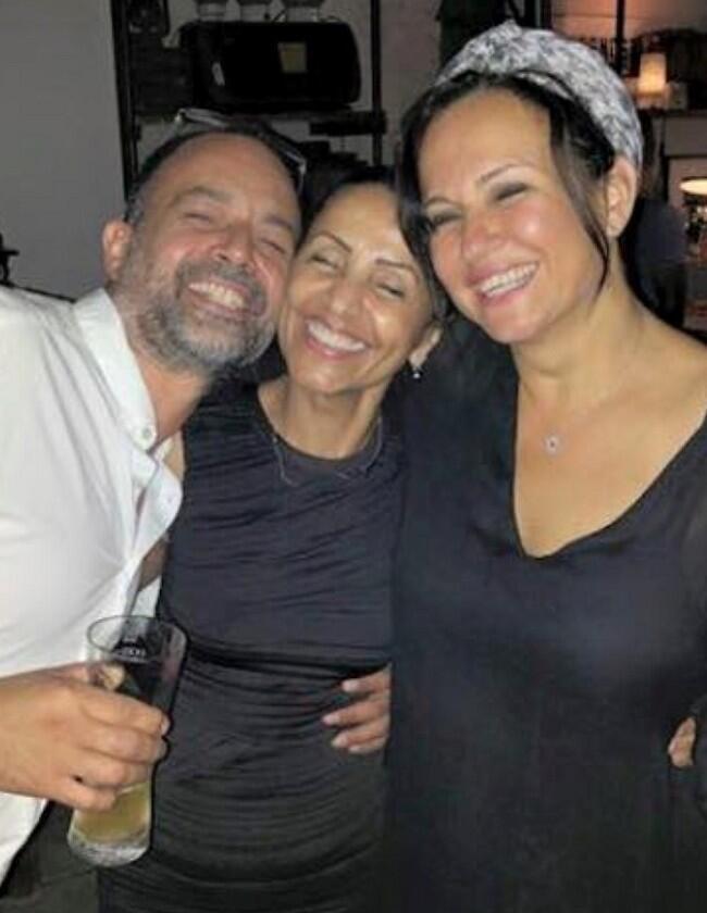 רק בשמחות. צופית גרנט עם דינה דואדי ובן הזוג דוד חן