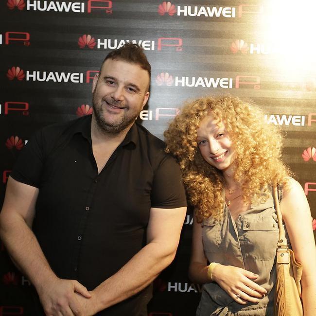 יוליה פלוטקין וירון ברלד מסתירים את הבטן (צילום: ניב מוסמן) יוליה פלוטקין וירון ברלד מסתירים את הבטן